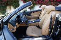 「SL350」のシート。今回新設定されたヘッドレストの「エアスカーフ」がわかるだろうか。