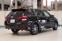 「カローラフィールダー ハイブリッド G“W×B”」のリアビュー。    