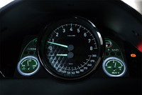 上半分に回転計を、下半分に速度計を配した、特徴的なメーターまわり。両端に見える円形の計器はアニメーションで、外気温や水温など必要なメニューに任意で切り替えることができる。