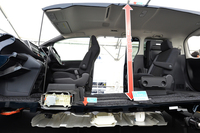 室内高は1400ｍｍを確保。写真のカットモデルに見られるとおり、その広さと低床は、薄型のガソリンタンク（写真下部）を採用することで実現した。
    