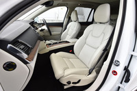 助手席と運転席の間には、重量のかさむリチウムイオンバッテリーが搭載されている。