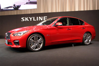 ボンネットからショルダー部、そしてフェンダーへと継がれるキャラクターラインが、躍動感を演出する。
    