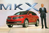 2015年のデトロイトショーで発表された、新型「リンカーンMKX」。
    