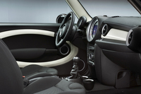 「MINIクラブマン」の「ハイド・パーク」装着車のインテリア。