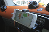 専用の無料アプリ「スマート・クロス コネクト」をダウンロードすれば、スマートフォンをナビ、オーディオ、ハンズフリー通話の統合デバイスとして使用できる。通常のナビゲーションシステムもオプション設定されている。