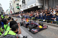 レッドブルF1、横浜・元町SSをデモ走行の画像