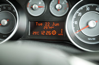 「矢印がSを囲むマーク」が、アイドリングストップ機能作動中のしるし。
機能そのものは、ボタン操作で切る（＝アイドリングしっぱなしにする）こともできる。