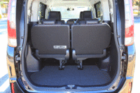 サードシートの収納は跳ね上げ式。7人乗り仕様のセカンドシートには座面の跳ね上げ機構がないので、2人乗車時の最大荷室長は、8人乗り仕様のほうが長い。（写真をクリックすると、シート収納の様子が見られます）
    
