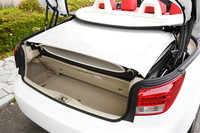 荷室容量は屋根を閉めた状態で最大（553リッター）。9インチのゴルフバックを2つ収納できる。屋根を開けると、しまえるゴルフバックは1つに。