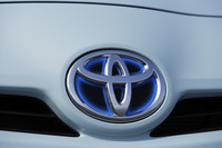 ブルーで縁取られたトヨタエンブレムは、ハイブリッドのしるし。