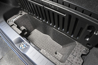 豊富な収納スペースや多彩なシートアレンジなど、実用性に配慮した機能や装備も「キャスト」の特徴。FFでは、荷室の床下にも深底の収納スペースが用意される。