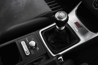 「R205」のトランスミッションは6段MTのみ。シフトレバーの傍らには、限定モデルであることを示すシリアルナンバー入りのプレートが添えられる。