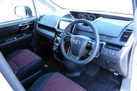 “G's”「ノア」のインテリア。ところどころに配された赤が印象的だ。