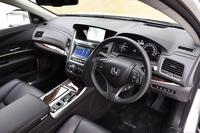 新型「レジェンド」のインテリア。3種類のカラーバリエーションが用意されている。
    