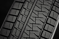 Pゼロ・シリーズなどでおなじみの左右非対称パターンを採用する（右がアウト側）。