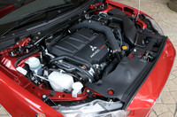 スポーツバック「ラリーアート」のエンジンルーム。セダンの同グレードと同じく、240ps、35.0kgmを発生する2リッターターボユニットが収まる。