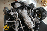 カレラ4S、リアまわりの“内蔵”。フロントを駆動するドライブシャフトが、ちょっと見える。