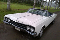 「オールズモビル・ダイナミック88コンバーチブル」
	かつてGMが保有していた中級ブランド、オールズモビルが、1949年から販売していたフルサイズモデル。より上級の「98」とミドルサイズの「70シリーズ」の間に位置するモデルとして誕生した。映画に登場するのは1965年に登場した第6世代。（写真提供：キャロル www.carol-jp.com/）