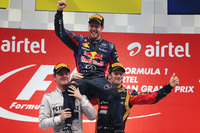 8月末のベルギーGPから6連勝、今季10勝目をあげ4年連続のワールドチャンピオンとなったレッドブルのセバスチャン・ベッテル（中央）。メルセデスのニコ・ロズベルグ（左）は2位、ロータスのロメ・グロジャン（右）は3位でインドGPを終えた。（Photo=Red Bull Racing）
    