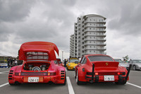 「ナロー」に対して「ワイド」とは呼ばないが、「930」を激しくモディファイした2台。全幅は右側が1960mm、左側はなんと2140mm！