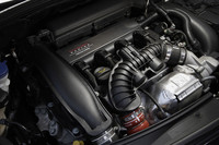 シトロエン・レーシングが手を加えた1.6リッター直噴ターボエンジン。207ps、28.0kgmというパフォーマンスは、ベース車と比べて最高出力で約33%、最大トルクで約15%の大幅な性能向上となる。