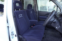 ステアリングホイールは本革巻き。左右シート間には、小ぶりな「フロントセンターアームレスト」が備わる。リアクォーター＆バックドアには、スモークガラスが使われる。