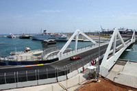 バレンシアでの初開催GPは地中海に面した1周5.419kmの市街地コースが舞台。ストップ／ゴーの特性を持ち、マリーナをつなぐブリッジ（写真）がシンボルとなる。各所に広いランオフエリアが設けられているものの、コンクリートに囲まれたストリートサーキットであることにかわりはない。（写真＝Ferrari）