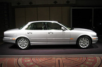 
	デザインは、長く、低く見える伝統のフォルムを継承。同時に居住性を高めるため、ショルダーラインを高く、サイドウィンドウグラフィックを狭くとるなどの工夫がこらされた
	 