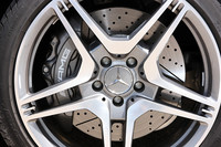 フロントには6ポッドのキャリパーに、コンポジット材を使った360mmの大径ドリルドベンチレーテッドディスクが奢られる。さらに、カーボンセラミックブレーキもオプションに追加される予定があるようだ。