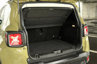 ラゲッジルームの様子。フロアボードはリバーシブルの2段式となっている。リアシートは4：2：4の3分割可倒式。