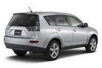 「プジョー4007（写真上）」と「アウトランダー（写真下）」、それぞれのリアビュー。