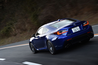 レクサスのスポーティーなイメージをけん引する役目を担う、高性能クーペ「RC F」。2014年10月に発売された。