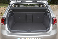 荷室容量は先代より30リッター拡大され、380リッターから最大1270リッターを確保する。また、新しくフロアの高さを変更できるバリアブルカーゴフロアが採用された。