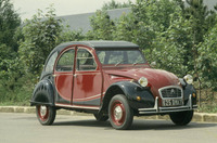 「シトロエン2CV」
    「こうもり傘に4つの車輪」というコンセプトで作られた、極限まで簡素な作りを追求したモデル。1948年のデビュー時には嘲笑（ちょうしょう）で迎えられたが、合理的な思想が次第に評価されるようになり、ベストセラーカーとなった。