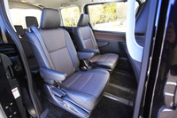 7人乗り仕様のキャプテンシート。「ヴォクシー／ノア」と同様、「エスクァイア」でもハイブリッド車は7人乗りのみで、2列目ベンチシートの8人乗りは設定されていない。
    