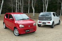 「スズキ・アルト」は、2014年12月に8代目がデビュー。シンプルかつ直線基調のデザインと軽量ボディー、37.0km/リッター（JC08モード）の低燃費などがセリングポイントとなっている。
    