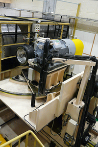 「エコピアEP500オロジック」の開発にも用いられた、タイヤ踏面挙動の計測およびシミュレート技術の「アルティメット アイ」。9つの三軸センサーが埋め込まれたローラー上でタイヤを回転させることで、様々なシチュエーションのもとでの、トレッド面の状態を計測。接地圧や「タイヤと路面の擦れる力」などの情報を、可視化することができる。
    