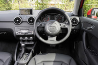 「A1スポーツバック」には、3ドアの「A1」ではオプションとなるプッシュ式のエンジンスターター「アドバンストキーシステム」が標準装備される。