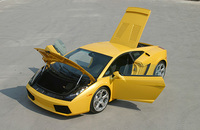 コンベンショナルなドアを採用したガヤルド。クリックすると、前後フードも開いた写真が見られます。