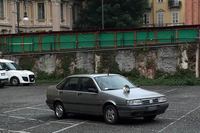 懐かしい90年代の「フィアット・テムプラ」。フロントフードの上には猫が。