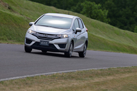 デビュー秒読み段階となった新型「ホンダ・フィット」。ハイブリッドの燃費は「トヨタ・アクア」を超える36.4km/リッターをうたうが……。
    