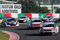 WTCCはFIAが主催するツーリングカーレースの最高峰。約60kmという短距離で競われるスプリントレースである。
    