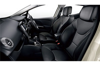 ヒーター付きの専用レザーシートが装着される。