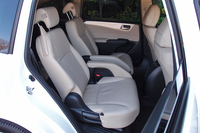 最大の特徴である2列目のキャプテンシート。斜め後方（内側）に向かって、大きくスライドできる。