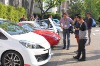 大のクルマ好きとしても知られる、トヨタ自動車の豊田章男社長（写真手前）は、積極的に自ら気になるクルマのオーナーに声をかけ、交流を楽しんでいた。
    