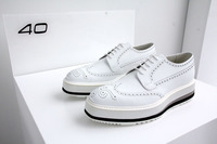 新しい「40シリーズ」のたとえに使われた厚底の白い高級スニーカー。