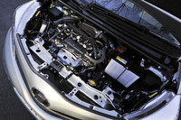 エンジンは、1リッターと1.5リッターが先代モデルからのスライド。1.3リッター（写真）のみ、「iQ」や「ラクティス」と同じ心臓に変更された。