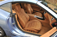 シートは、掛け心地抜群。バックレストの内部構造にはマグネシウム素材が用いられているという。後席は、さすがに子どもでもイヤがりそうな狭さ。2＋2のほか、後席を省いた2シーター仕様も設定される。