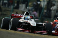 1998、2001年のシリーズチャンピオン、本山が独走を見せた