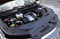 「RX450h」のパワーユニットは、状況によって筒内直接噴射とポート噴射を使い分ける燃料噴射システム「D-4S」を搭載した3.5リッターV6エンジンと、電動モーターの組み合わせとなる。